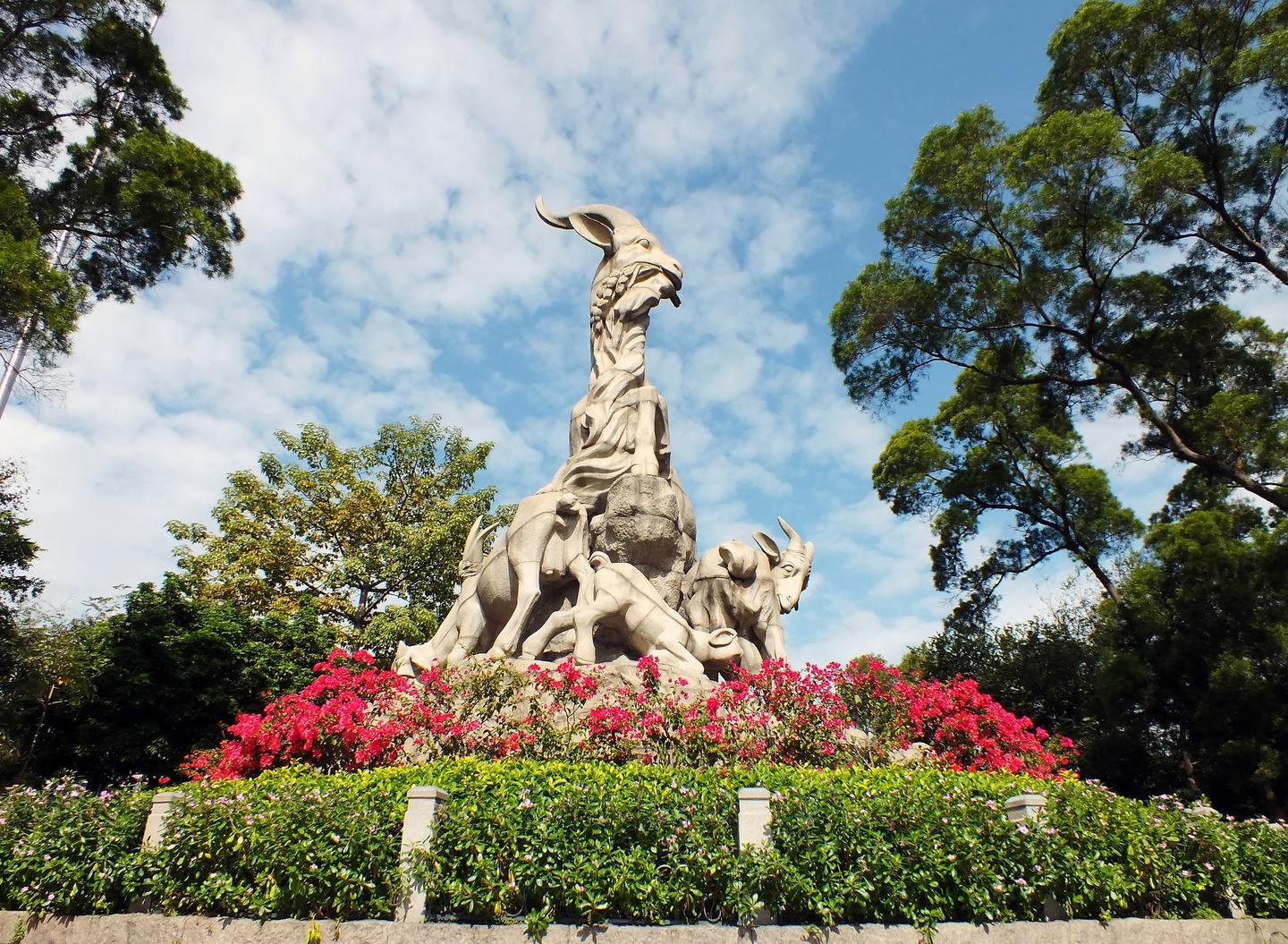 " 多年前,我在广西边防部队任职时,就知道广州越秀山上有座有名的雕塑