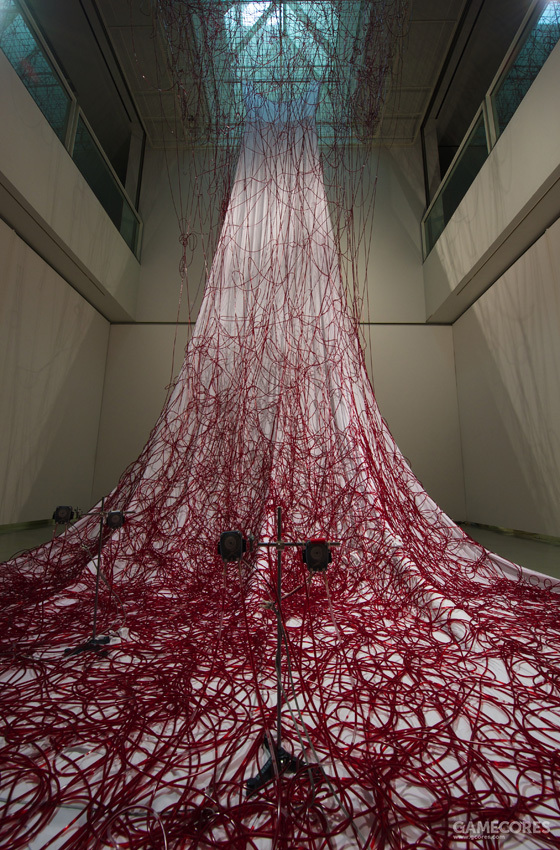 这位艺术家用百余公里纱线将记忆结成了茧