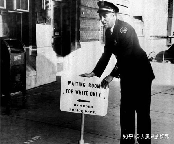 奴隶制度虽然被废除,但是随之而来的就是长达近百年的种族隔离