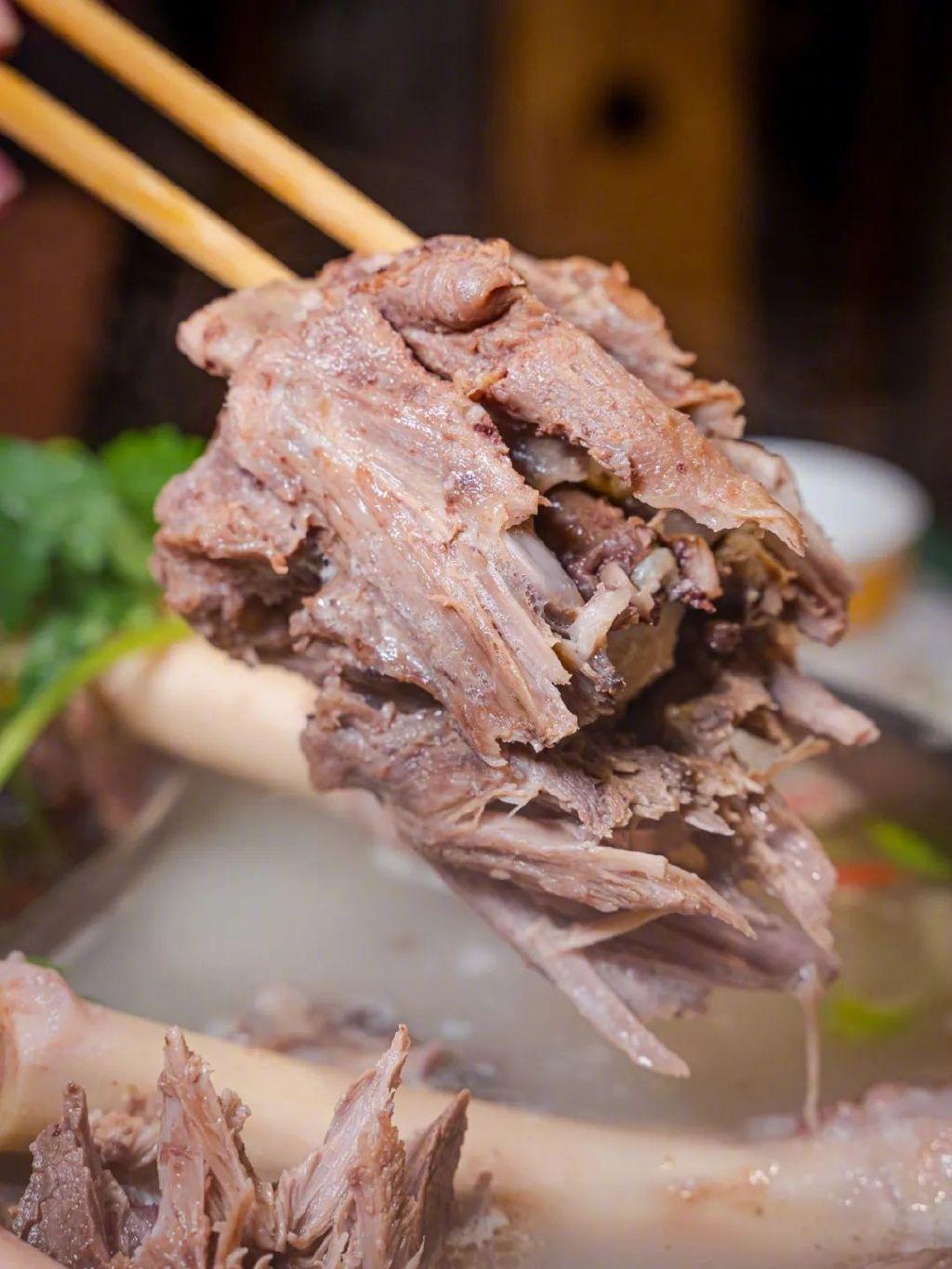 羊肉性温,夏天吃羊肉能够起到排汗排毒,暖胃生津,温阳散寒,增强体质的