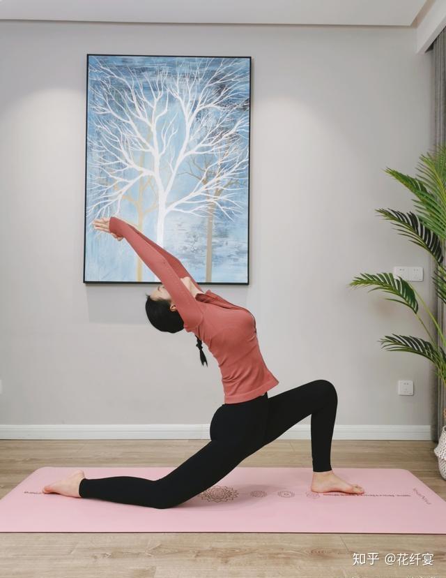 45岁佘诗曼宅家练瑜伽身材好到让人羡慕这样练瘦腰效果好