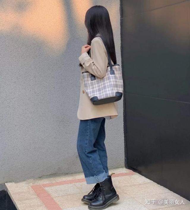 女生黑色马丁靴搭配什么裤子好看