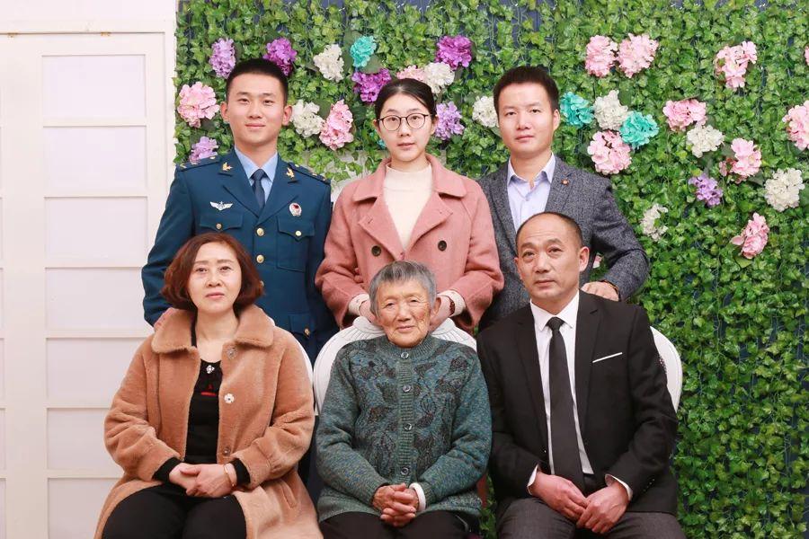 暖心一幅幅珍藏已久的全家福道出了官兵们的心里话