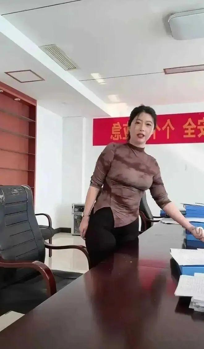 闹大了女子凭借完美身材流量暴增网友看后称之为妇女主任
