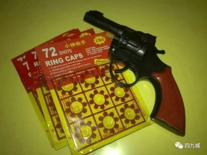 砸炮枪,男孩最喜欢的玩具了,声音很响,火药味儿很浓.