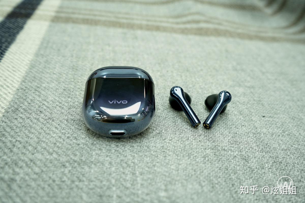 在主打纯色系的无线耳机市场上,vivo tws earphone 的外观设计显得