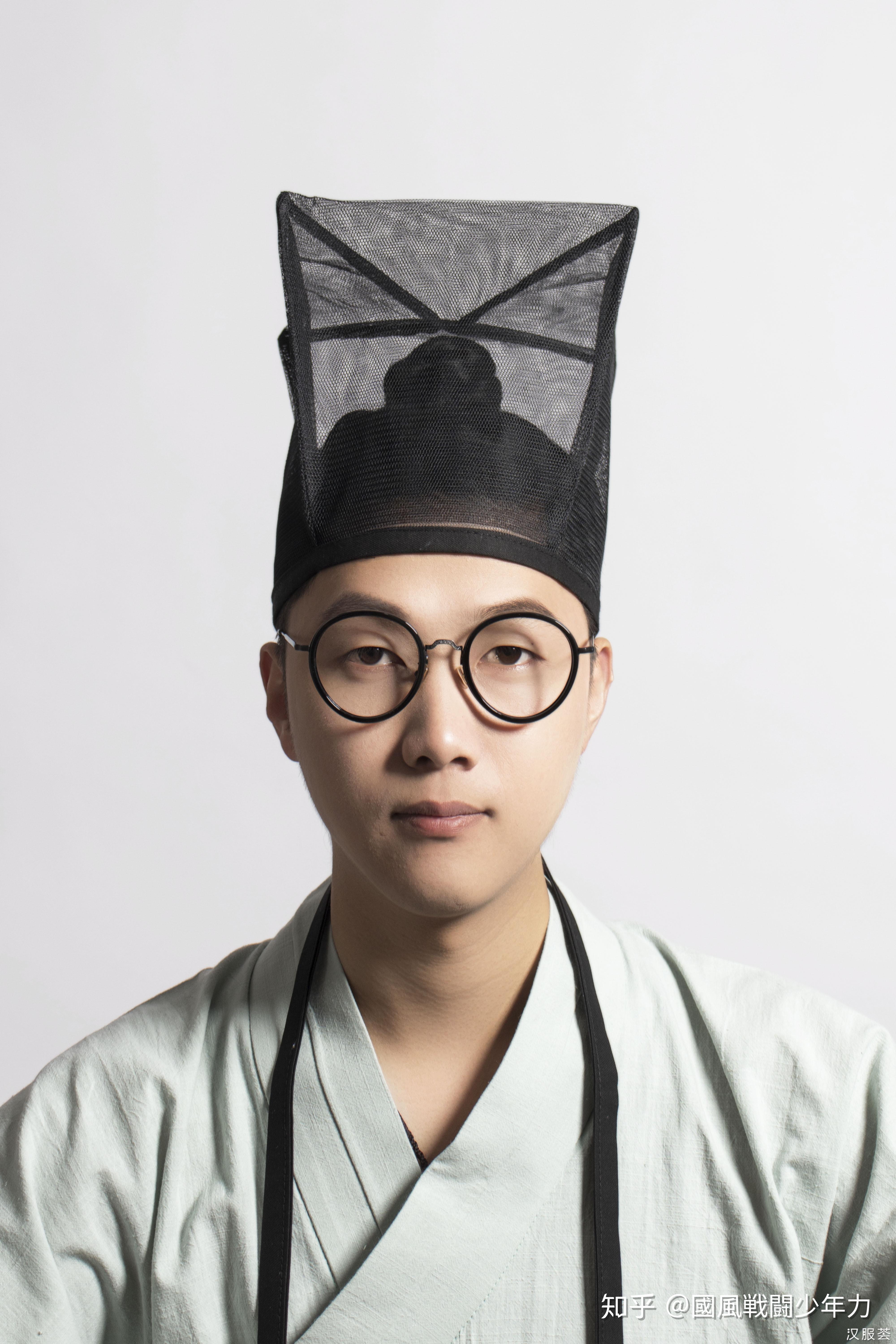 "四方平定巾,即方巾,是明代儒生即士庶最具代表性的巾式.