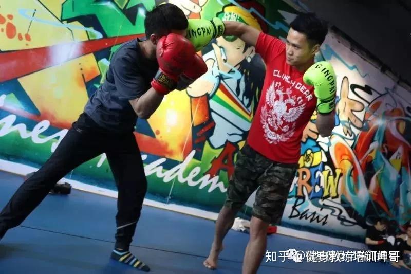 搭配以拳击,自由搏击,mma,巴西柔术及泰拳为主的多种格斗动作,达到