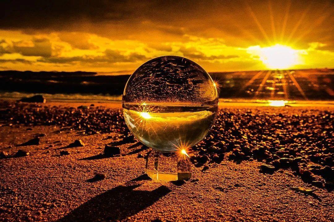 摄影大师是如何用水晶球装下整个世界的