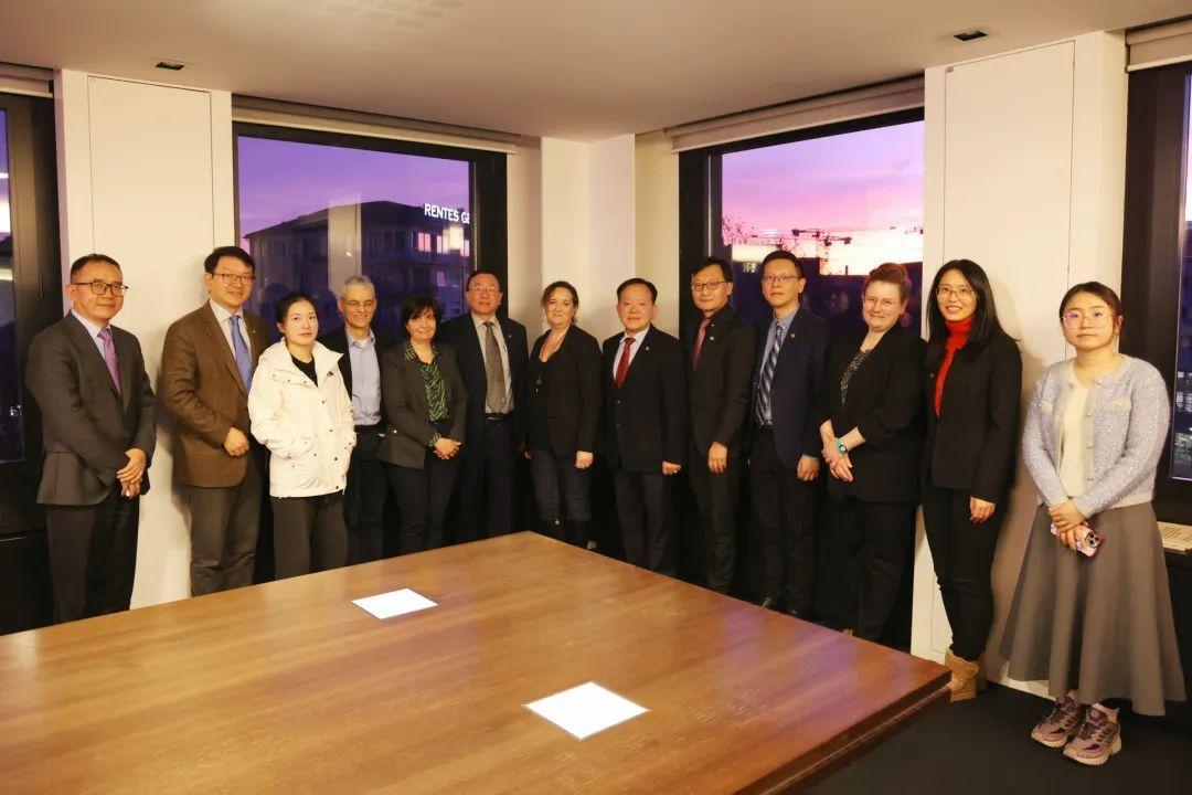 国日内瓦办事处和瑞士其他国际组织代表团特命全权大使,常驻代表陈旭