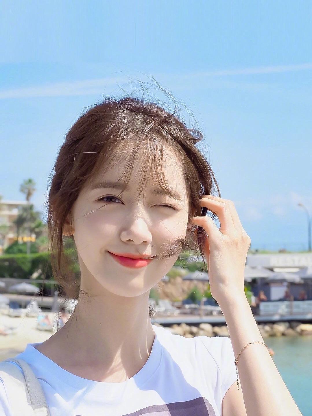 有没有笑的很开心,适合当壁纸的明星或者模特的照片?网图也可?