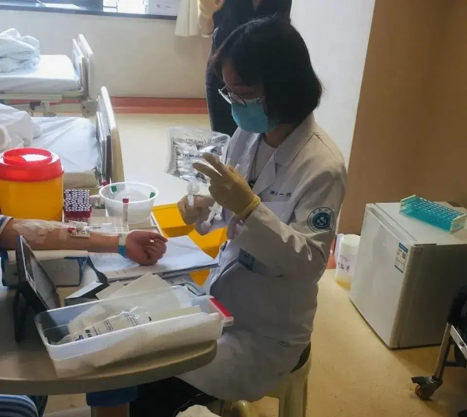 研究者在受试者床旁进行穿刺操作临床试验中,研究者和临床协调员