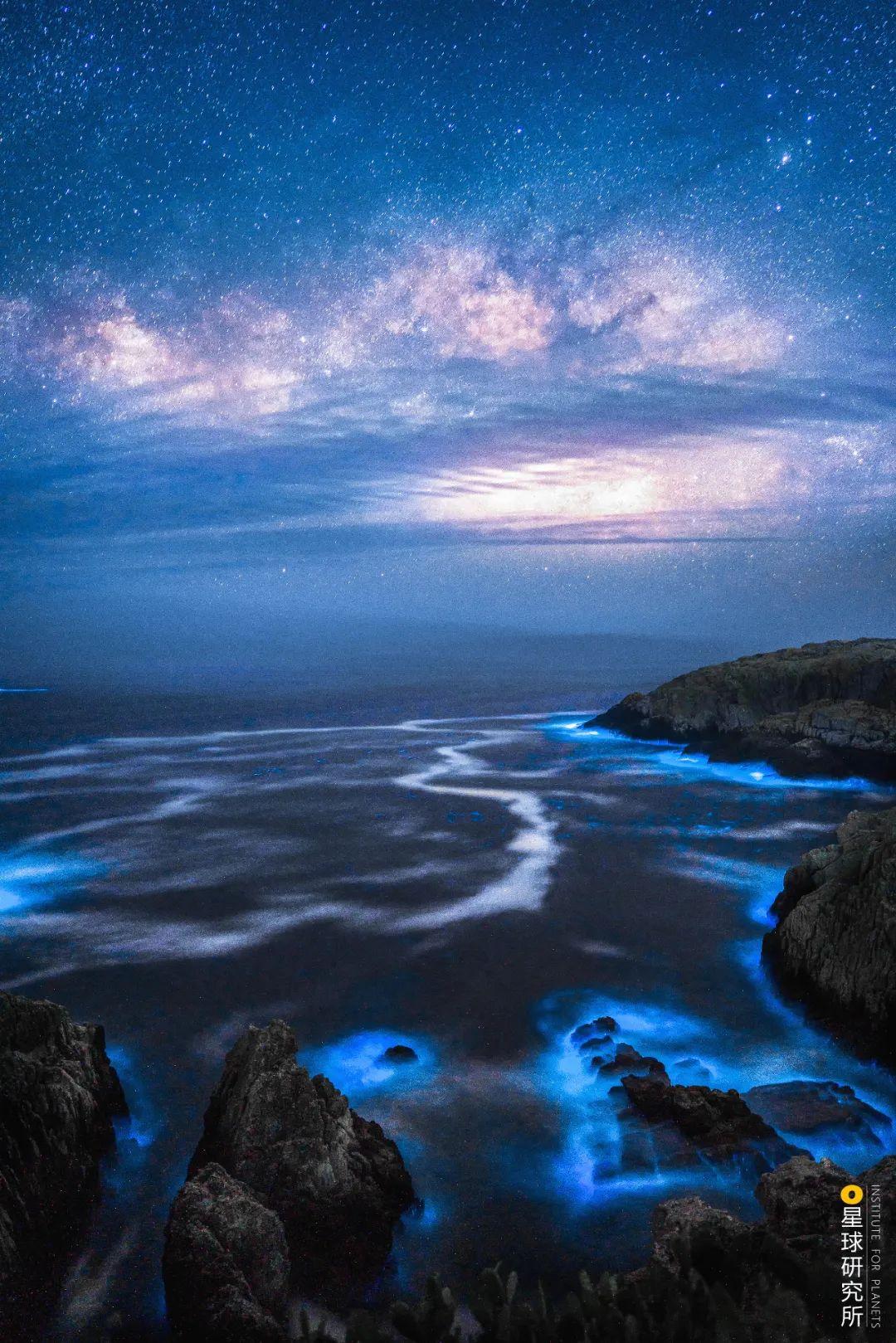 海上,一些浮游生物发出幽幽蓝光,天地万物纷纷走入童话的梦乡.