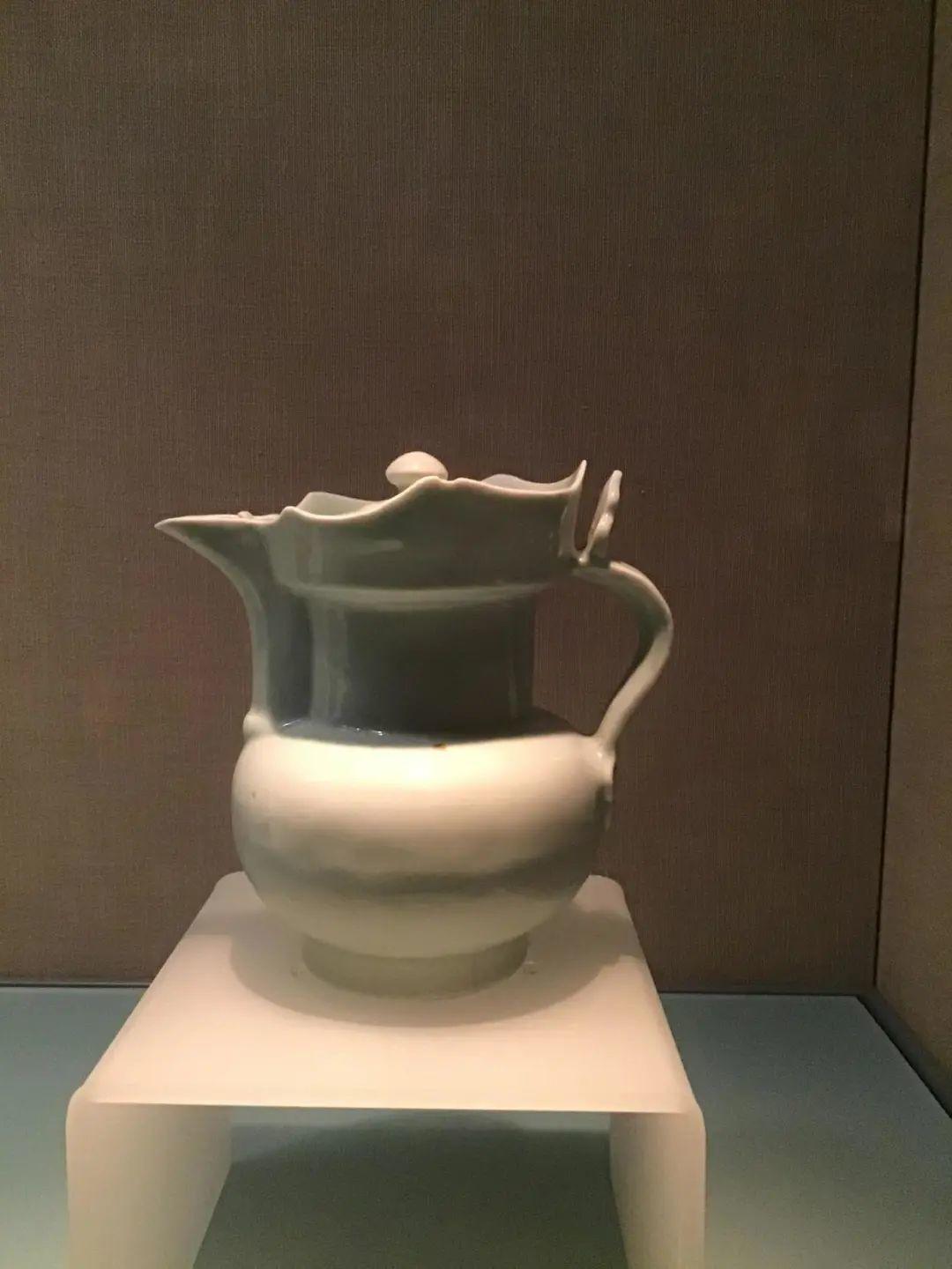 4,元代景德镇窑青白釉僧帽壶