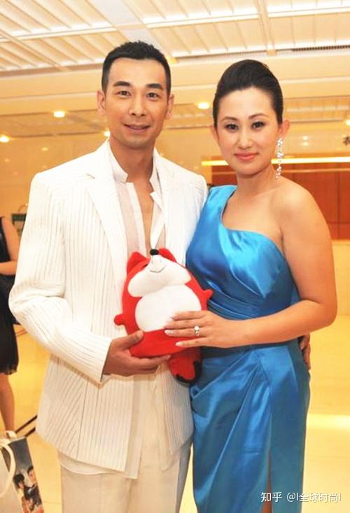 赵文卓夫妇亮相赵文卓丁字胡须好有型妻子穿皮外套好霸气