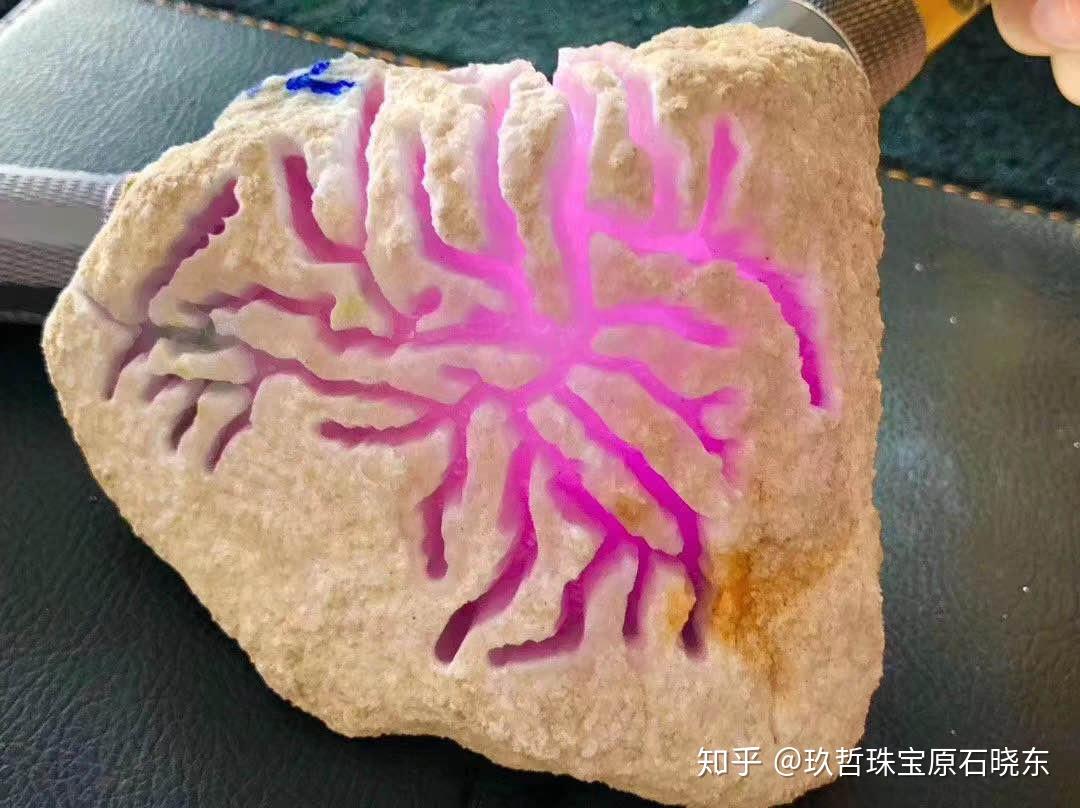 赌石美女淘的一块翡翠原石切开之后笑面如花