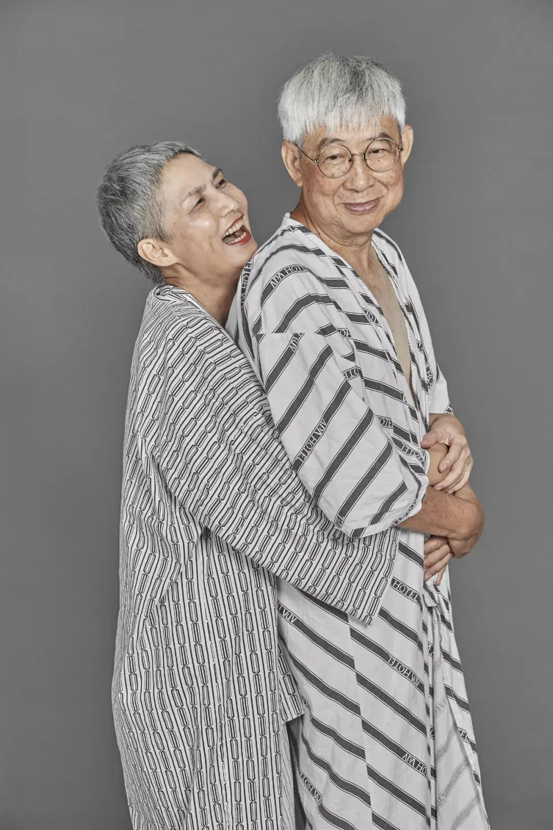 70岁夫妻相拥拍下最特别的结婚纪念照