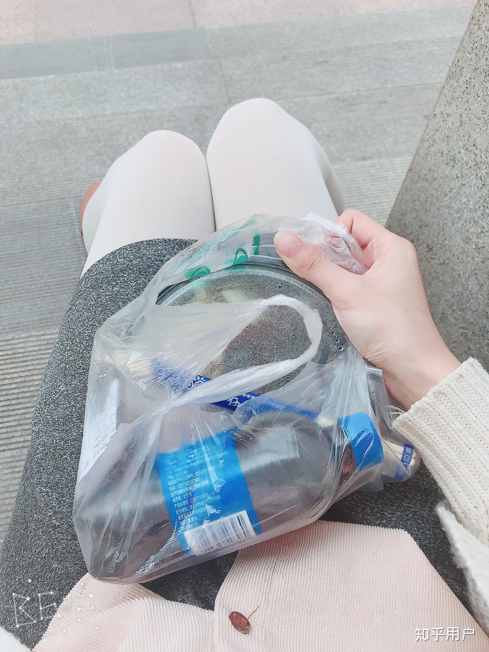 平时就是基本上粗去的话穿袜子就是穿白丝∠(  」∠)_没有黑色的丝袜