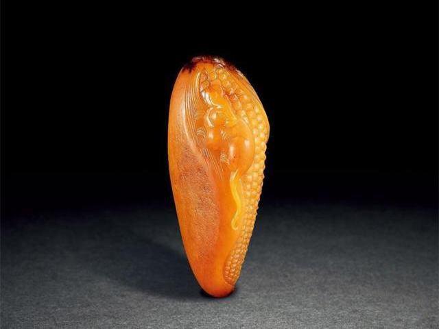 三,黄玉籽料的成色黄玉是典型的气成热液矿物,产