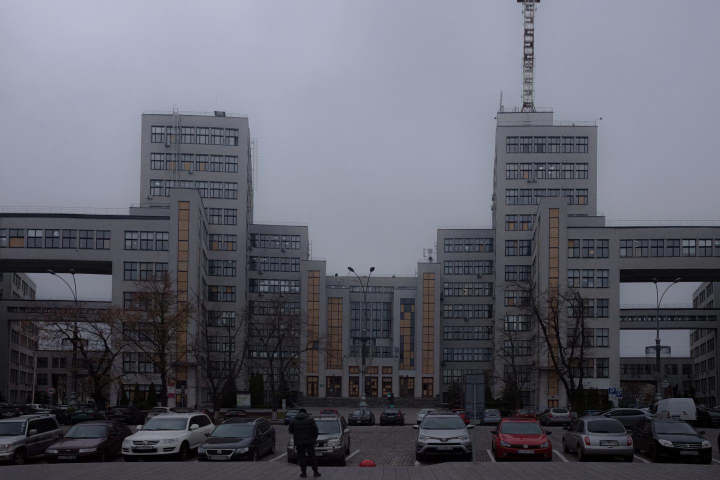 哈尔科夫国家工业大楼（Держпром）——这座体现建构主义建筑风格的标志性建筑物，在2024年10月28日遭受的炮击袭击中严重受损。