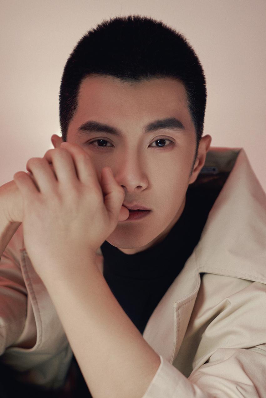 日前,演员沈泰曝光了一组生活写真,写真中沈泰身穿米色风衣外套,眼神