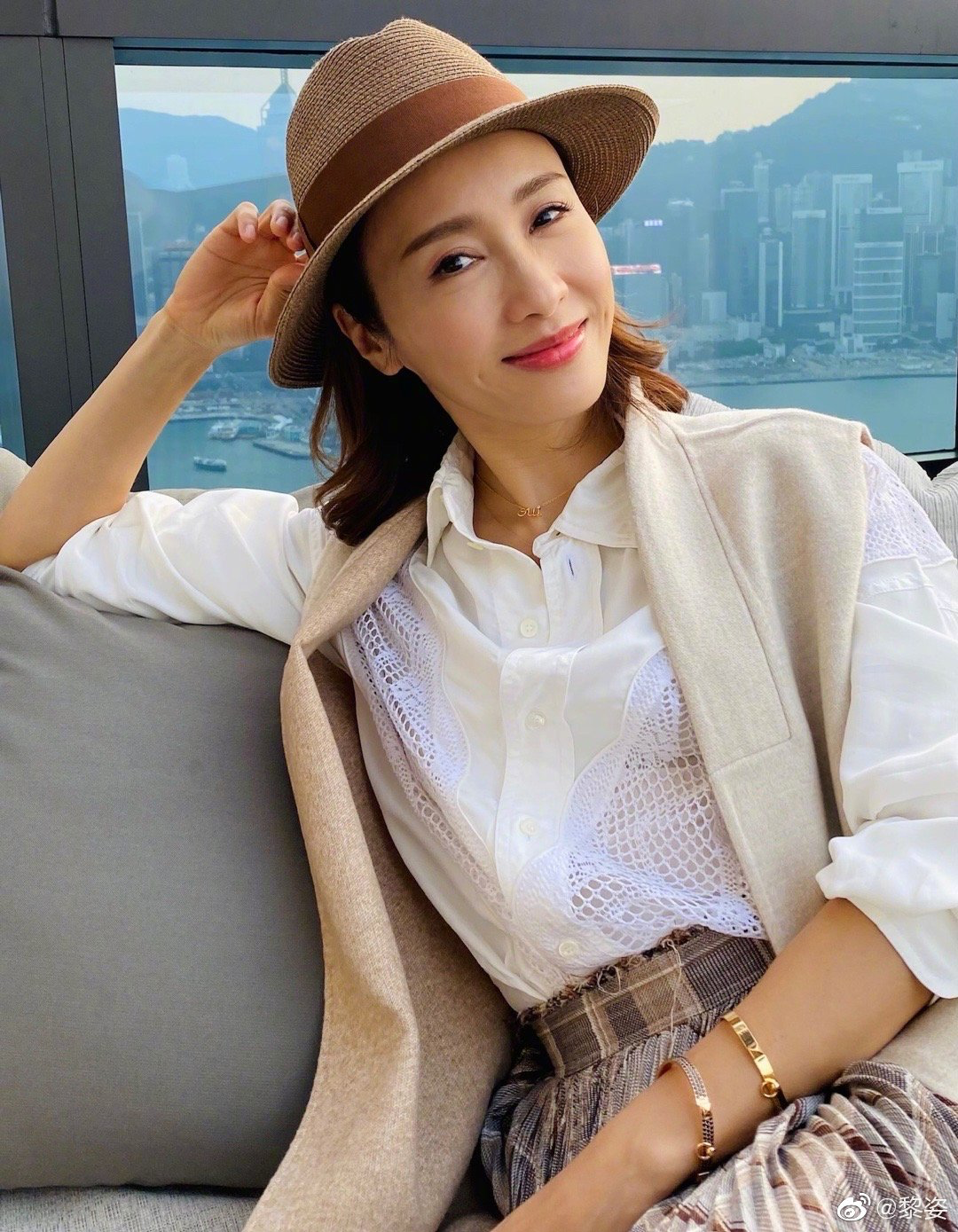 黎姿罕晒老公全家福退圈15年一代女神活成了这样