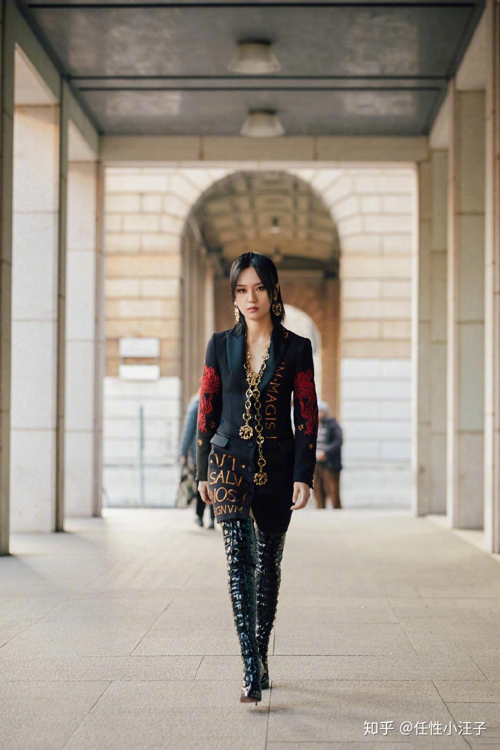 周笔畅复古衬衫搭配连衣裙尽显优雅贵气