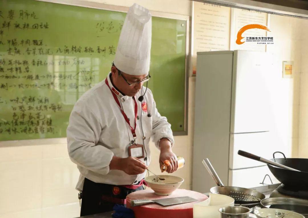 在教学之余,同学们非常喜欢跟闻银峰老师一起探讨更多的美食菜式,因为