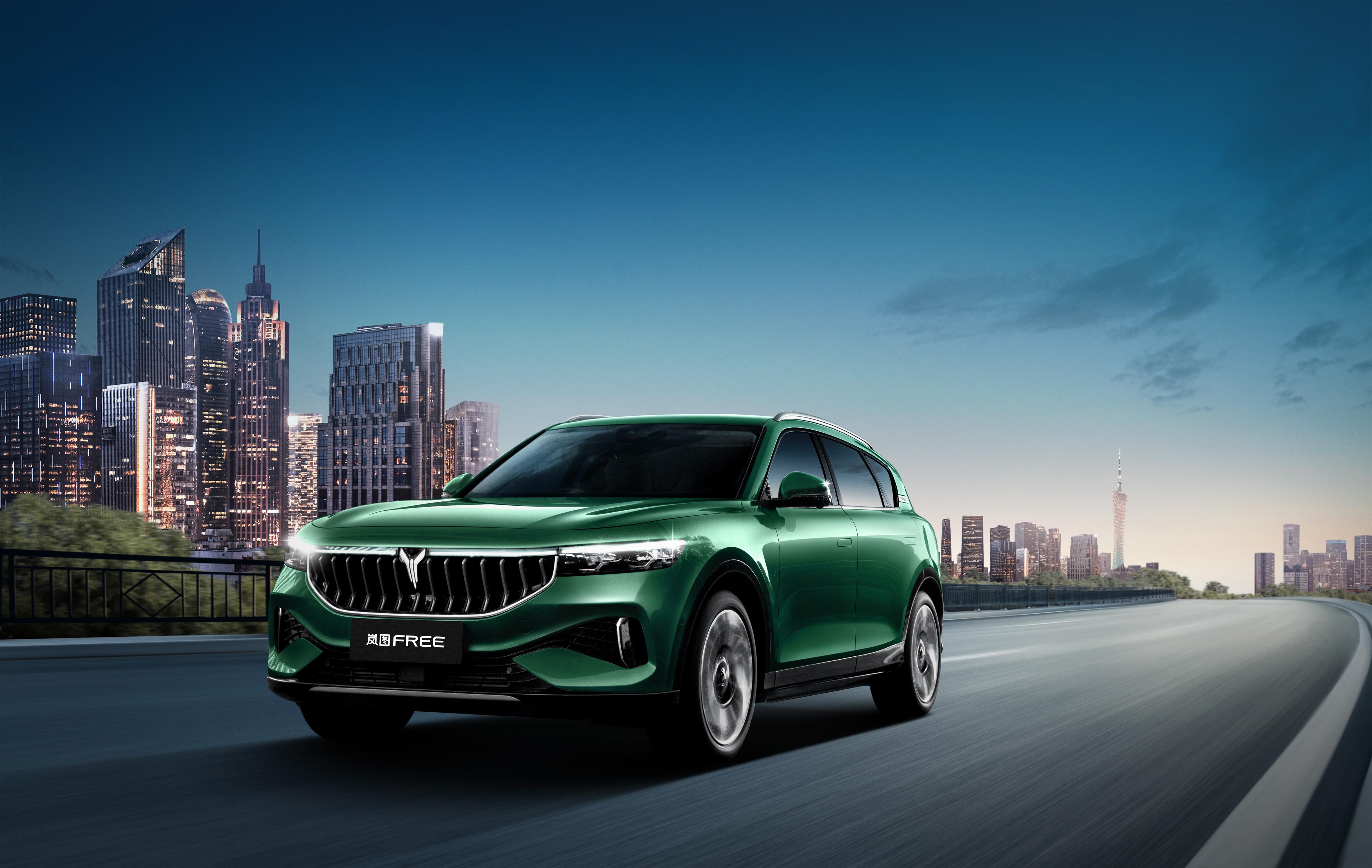 此外,翡玉绿外观,全新蓝棕内饰的岚图free纯电城市