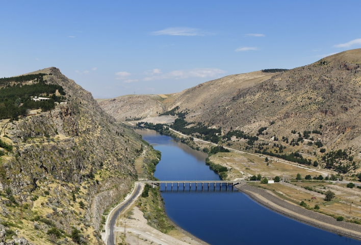 境内的阿尔萨斯山脉,全长约1,800公里,流经土耳其,叙利亚和伊拉克三国