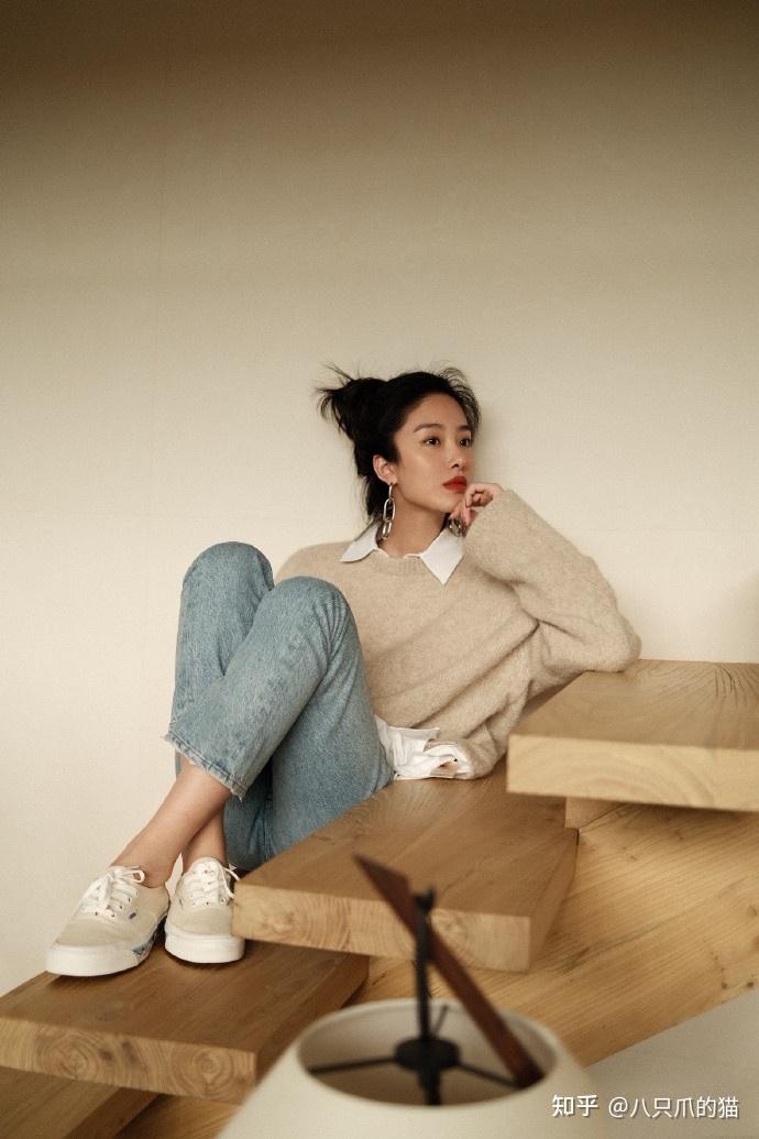 杨采钰别墅内秀时髦叠穿衬衫复古减龄露一截脚踝真显腿细