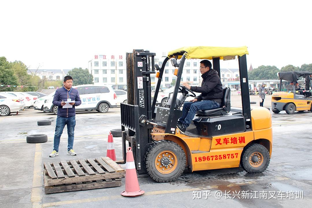 長興哪裡有叉車培訓長興在哪裡考叉車證長興新江南叉車考證培訓為您