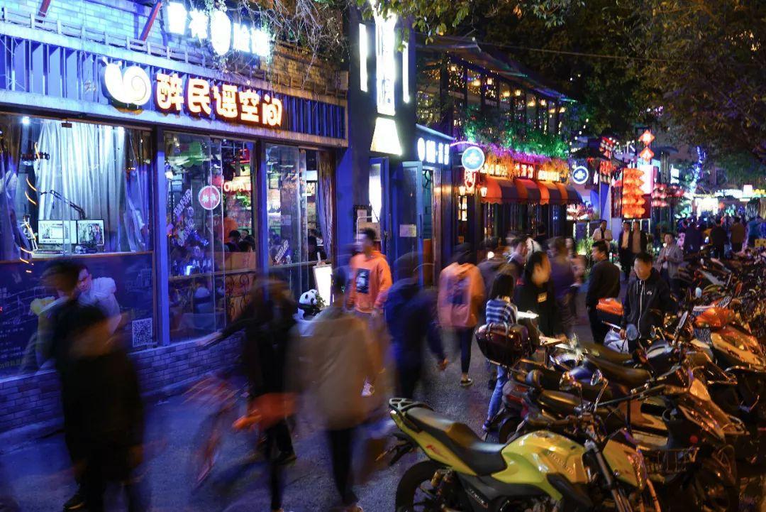 成都与重庆夜生活实战指南：成渝水汇桑拿、九眼桥与九街不夜城、男士私密SPA与选店心得