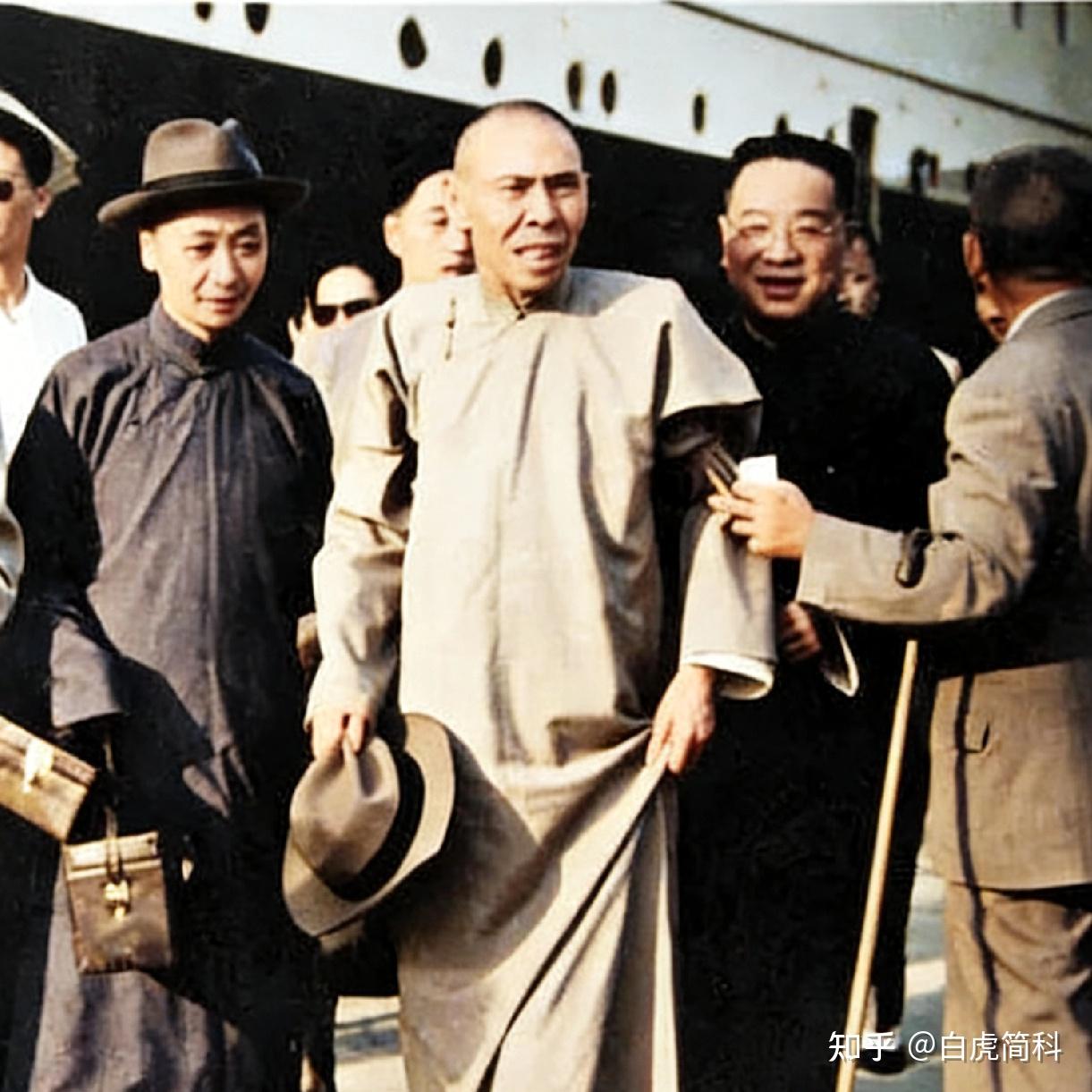 1949年,落魄不已的杜月笙,在亲信李裁法等人的迎接下,到达香港地界,一张罕见的留影。 - 知乎