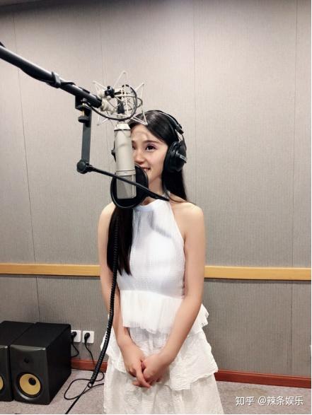 颜嫣化身足球宝贝为世界杯喝彩