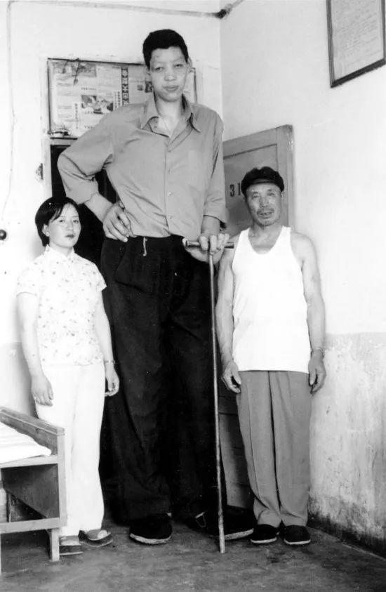 中国十大巨人,姚明在他们身边都显矮!