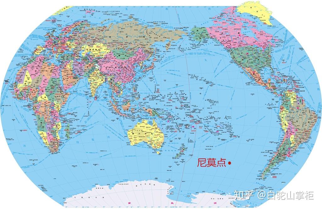 它位于南太平洋三个岛屿形成的三角之间:皮特凯恩群岛的迪西岛,复活节