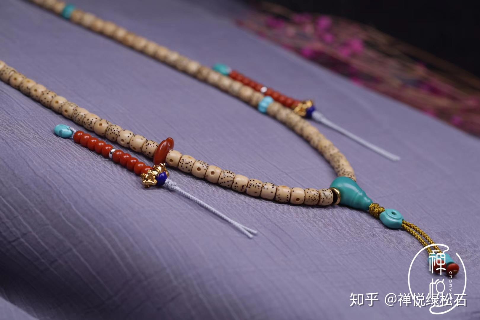 通常悬挂于108串的左右两侧,距佛头第27颗佛珠后面,左右两条计数器各