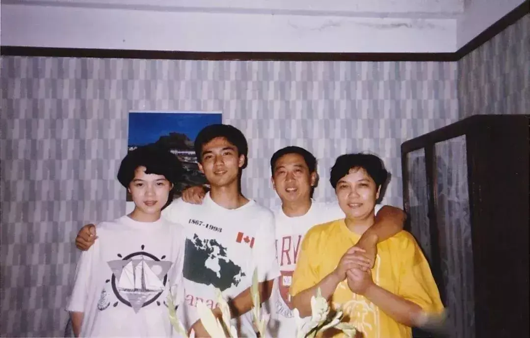 1973年9月,邵亦波降生在上海一个普通教师家庭,父亲是一位尽职尽责的