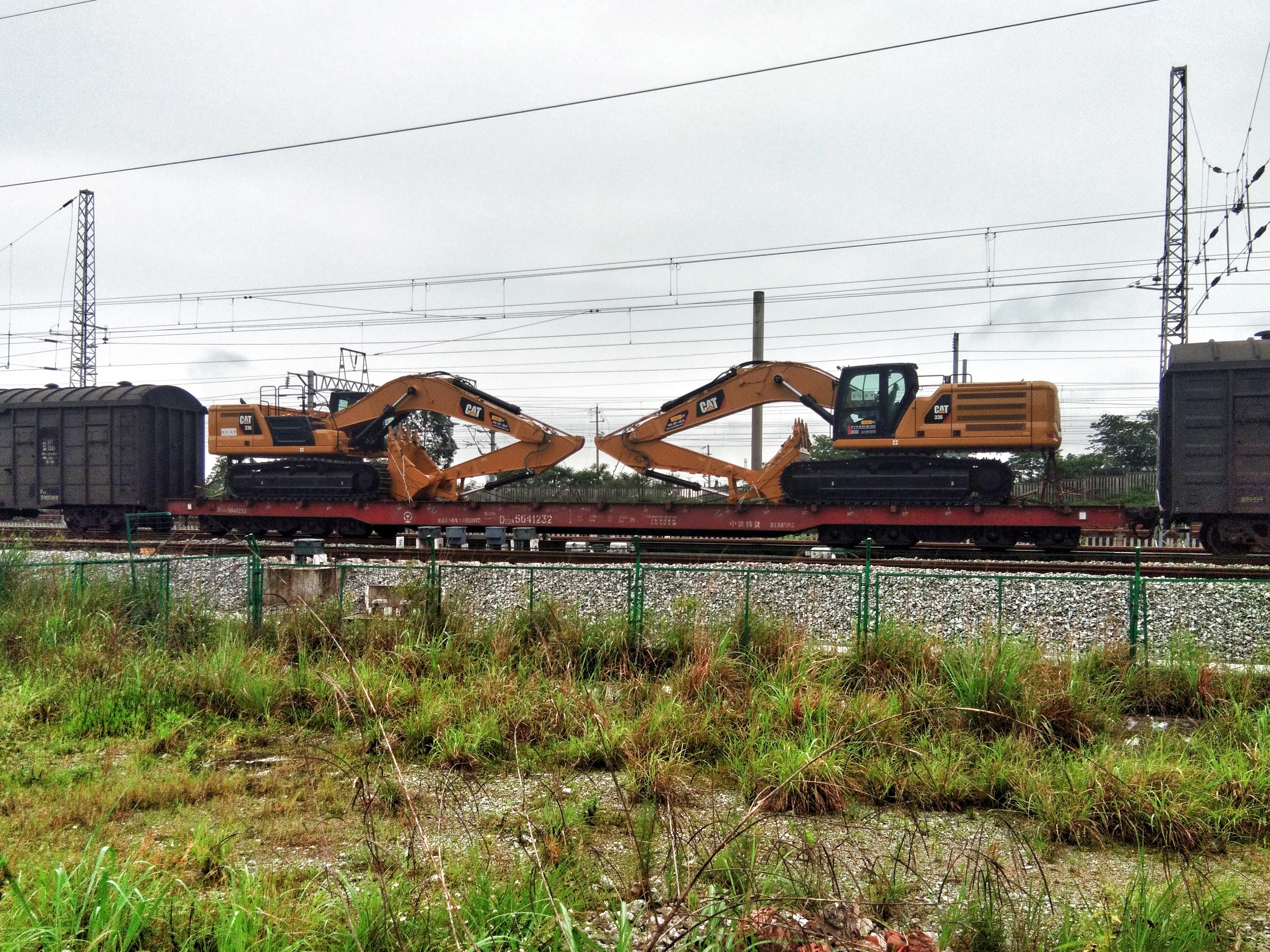 平車上裝載的兩臺卡特彼勒336型履帶式挖掘機