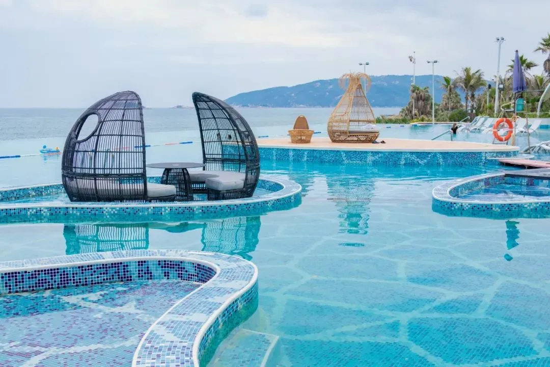 建在海边的天际玻璃栈道还有个离海仅15米的无边际泳池