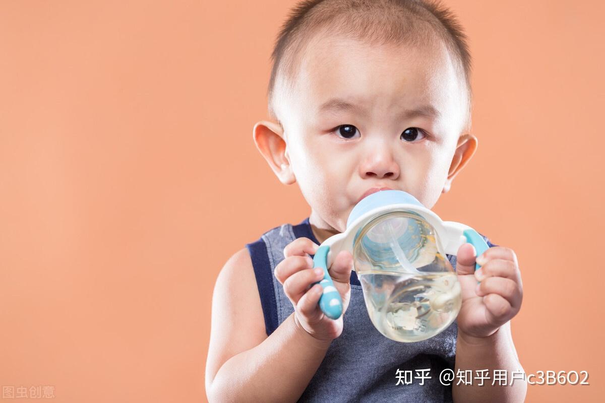 婴儿几个月喝水（6个月内的宝宝不需要喂水）-幼儿百科-魔术铺