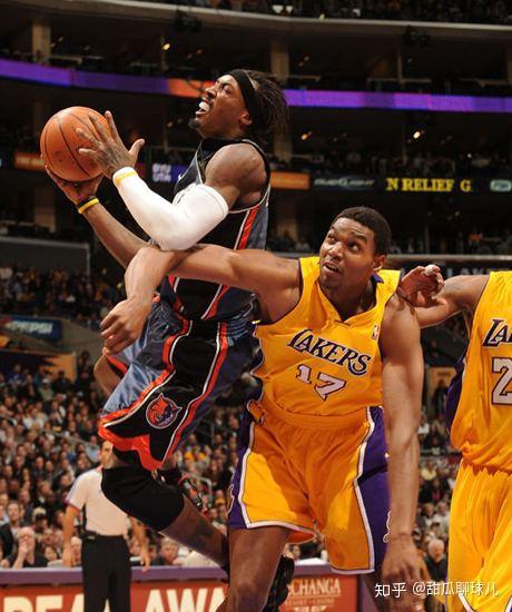 一,"猫王"惨遭肘击