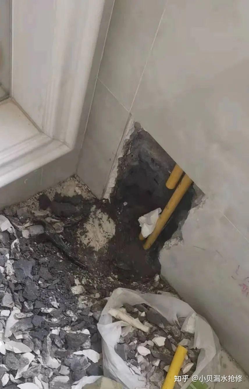 小贝漏水抢修浴缸水管突然破裂怎么办