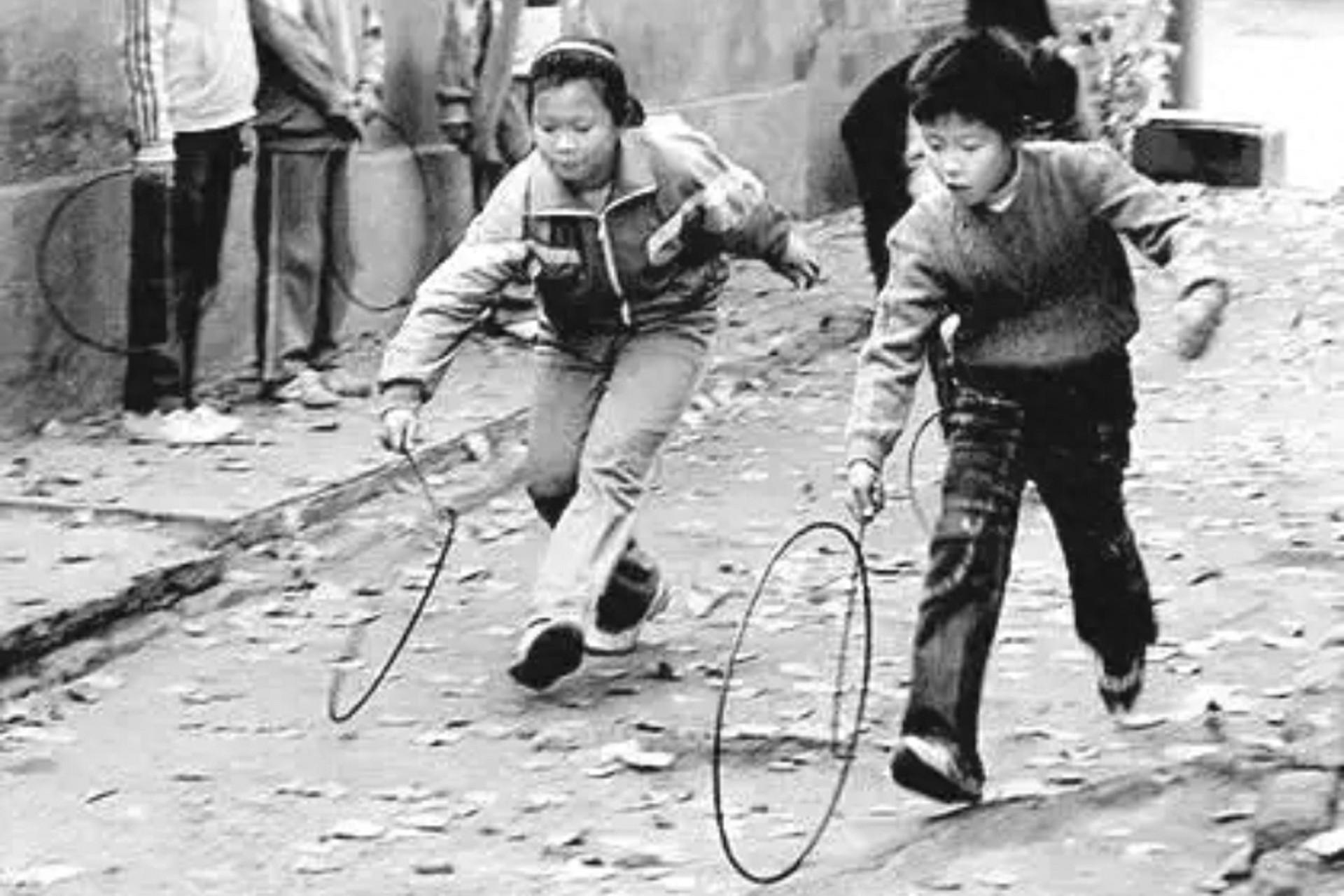 小吴是70后,儿时滚铁环是最爱了,那时在外婆家生活,外婆家的田间小路