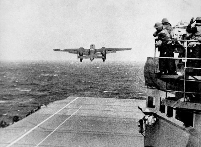 1942 年 4 月 18 日,正在从「大黄蜂」号的甲板上起飞的 B-25 轰炸机 1942 年 4 月 18 日,正在从「大黄蜂」号的甲板上起飞的 B-25 轰炸机