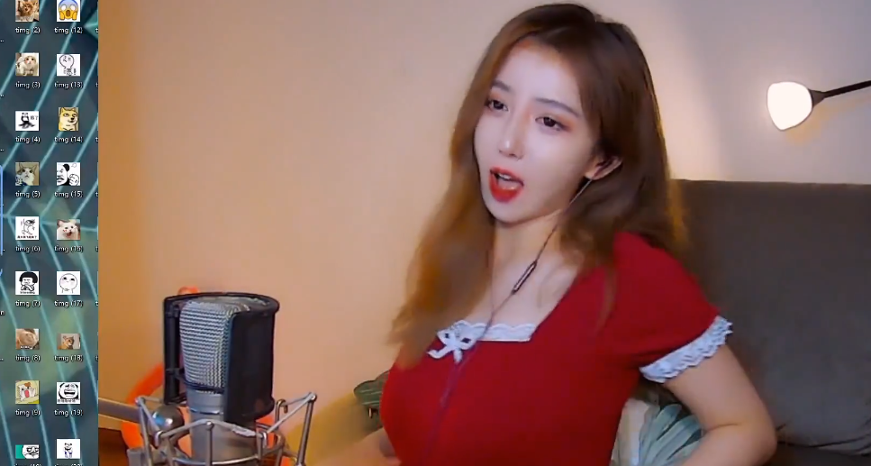 呆妹儿收到土豪打赏突然直播抽风搔首弄姿差点把观众吓坏