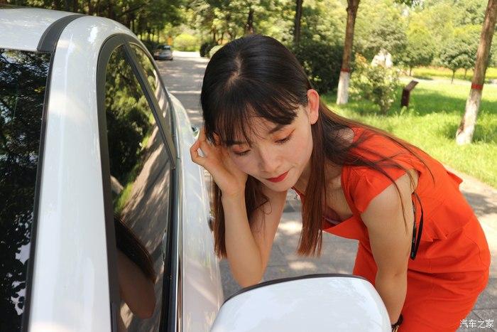 时尚辣妈再次出镜当帝豪gl车模,s型身材让人羡慕