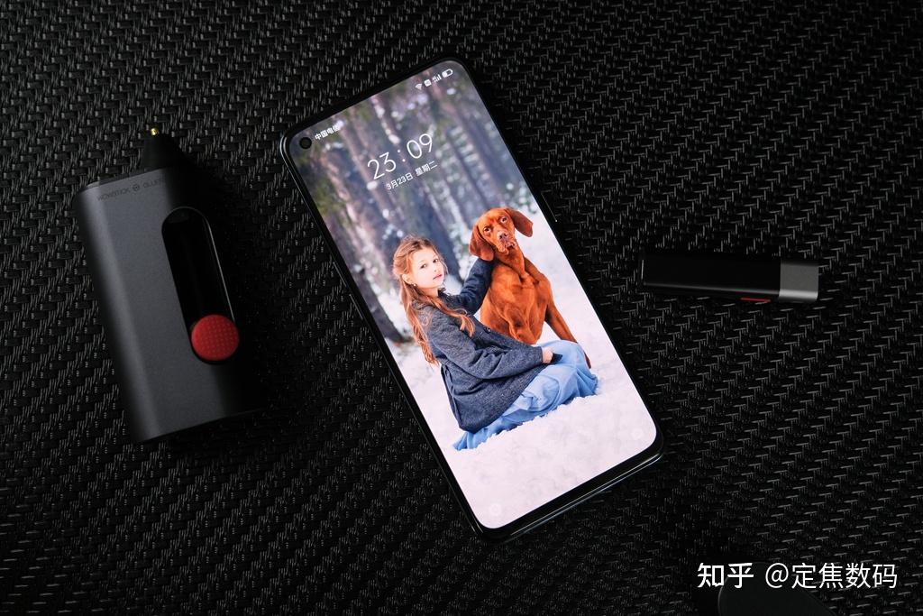 "下巴"的宽度,好像有不少网友在热议,真机拿在手里,我倒是觉得表现可