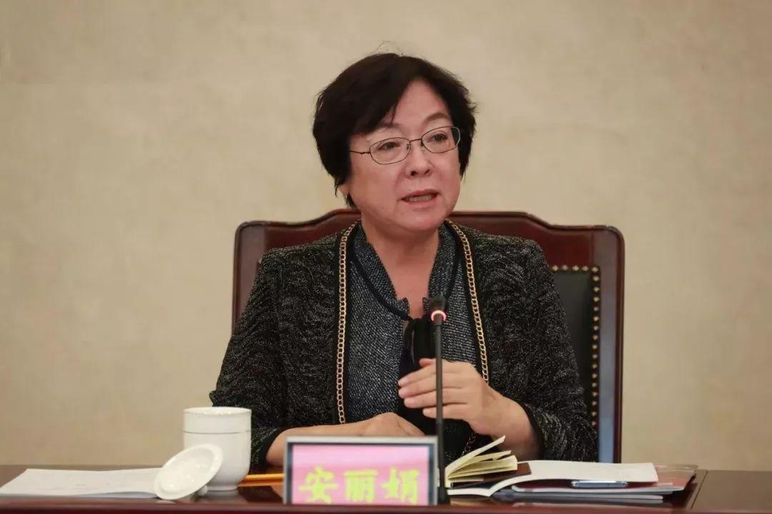 北京市人大代表,首钢矿山街道居民管理委员会党委书记兼主任安丽娟